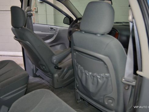 Used 2006 Chrysler Town & Country FWD image 17