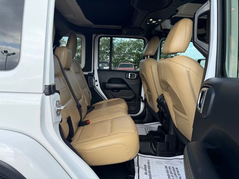 Used 2019 Jeep Wrangler Unlimited Sahara image 17