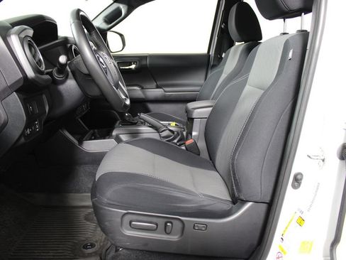 Used 2020 Toyota Tacoma TRD Sport w/ Technology Package AWD/4WD image 12