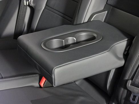 Used 2025 Porsche Cayenne Coupe image 34