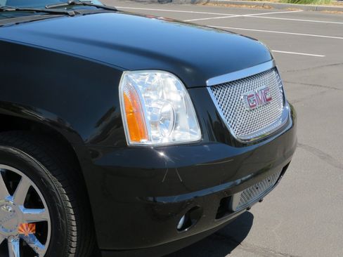 Used 2011 GMC Yukon XL Denali AWD/4WD image 32