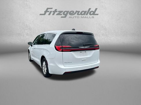 Used 2025 Chrysler Pacifica Select FWD image 5