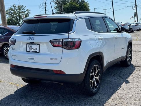 Used 2024 Jeep Compass Latitude AWD/4WD image 4