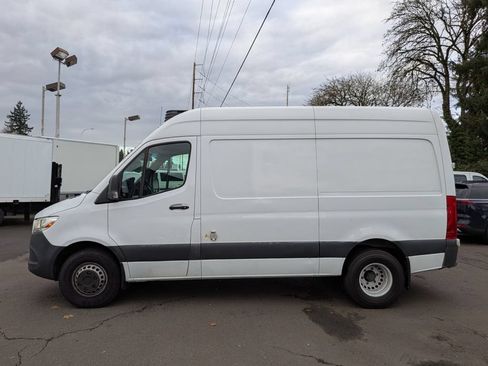Used 2019 Freightliner Sprinter 2500 RWD image 4