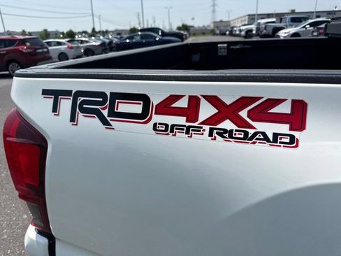 Used 2019 Toyota Tacoma TRD Off-Road w/ TRD Premium Off Road Package AWD/4WD image 17