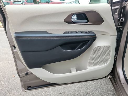 Used 2017 Chrysler Pacifica Touring-L image 15