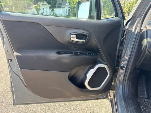 Used 2018 Jeep Renegade Latitude w/ Cold Weather Group AWD/4WD image 10