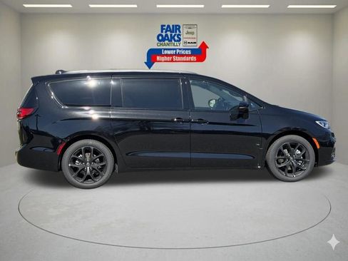 New 2026 Chrysler Pacifica Select image 5