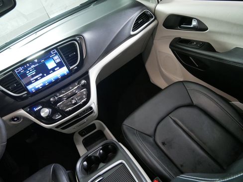 Used 2024 Chrysler Pacifica Touring-L FWD image 11