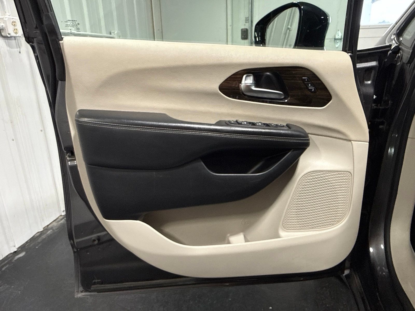 Used 2023 Chrysler Pacifica Limited FWD image 30