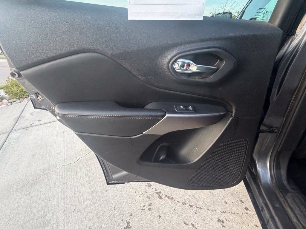 Used 2019 Jeep Cherokee Limited AWD/4WD image 26