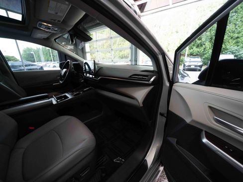 Used 2023 Toyota Sienna XLE FWD image 26