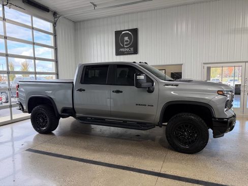 Used 2024 Chevrolet Silverado 2500 ZR2 w/ Technology Package image 60