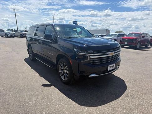 Used 2023 Chevrolet Suburban LT w/ Luxury Package AWD/4WD image 4