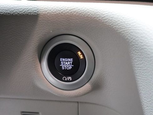 Used 2024 Chrysler Pacifica Touring-L FWD image 26