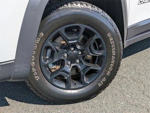 Certified 2022 Jeep Cherokee Latitude w/ Sun & Sound Group image 9