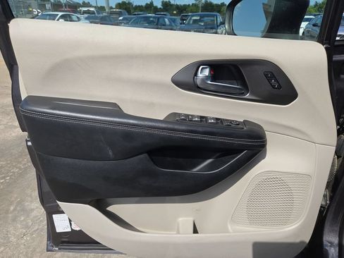 Used 2023 Chrysler Pacifica Touring-L FWD image 11