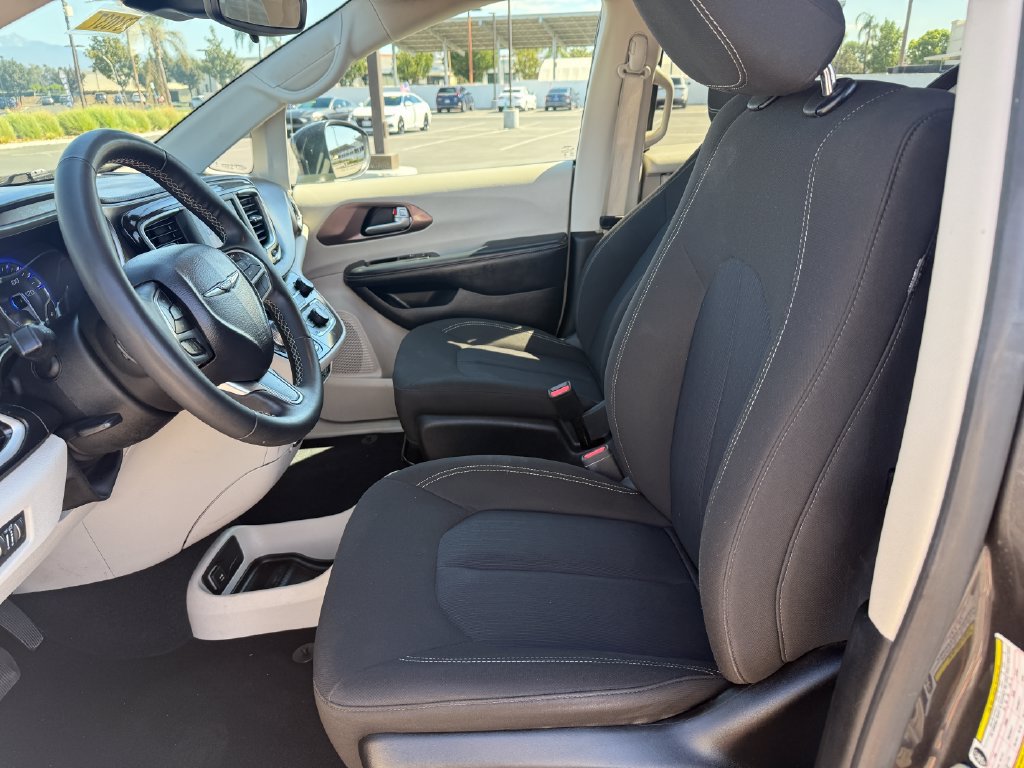 Used 2023 Chrysler Voyager LX FWD image 11