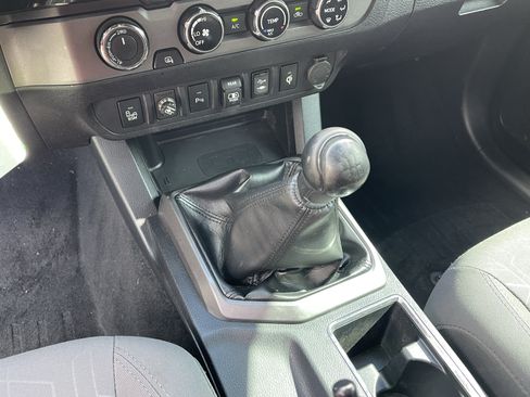 Certified 2018 Toyota Tacoma TRD Off-Road w/ Technology Package AWD/4WD image 23