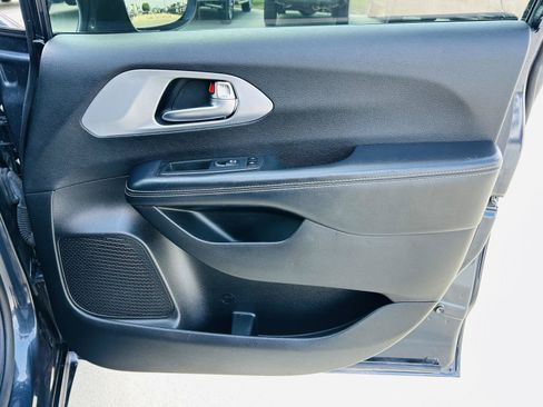 Used 2019 Chrysler Pacifica Touring-L Plus w/ S Appearance Package FWD image 34