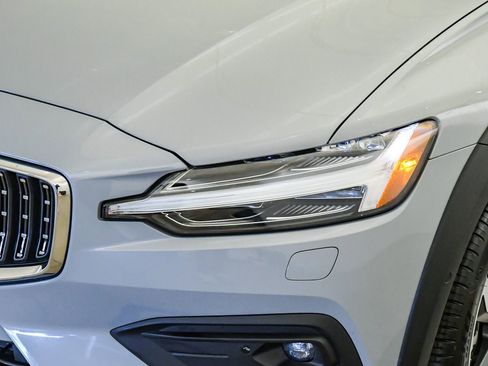 Certified 2025 Volvo V60 B5 Cross Country Plus AWD/4WD image 9