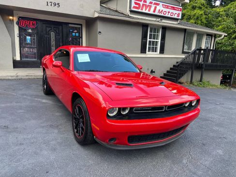 Used 2016 Dodge Challenger SXT image 4