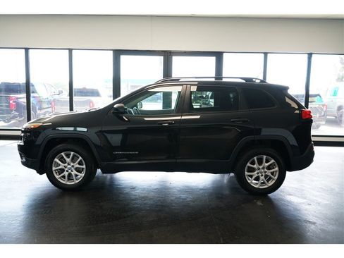 Used 2016 Jeep Cherokee Sport AWD/4WD image 4