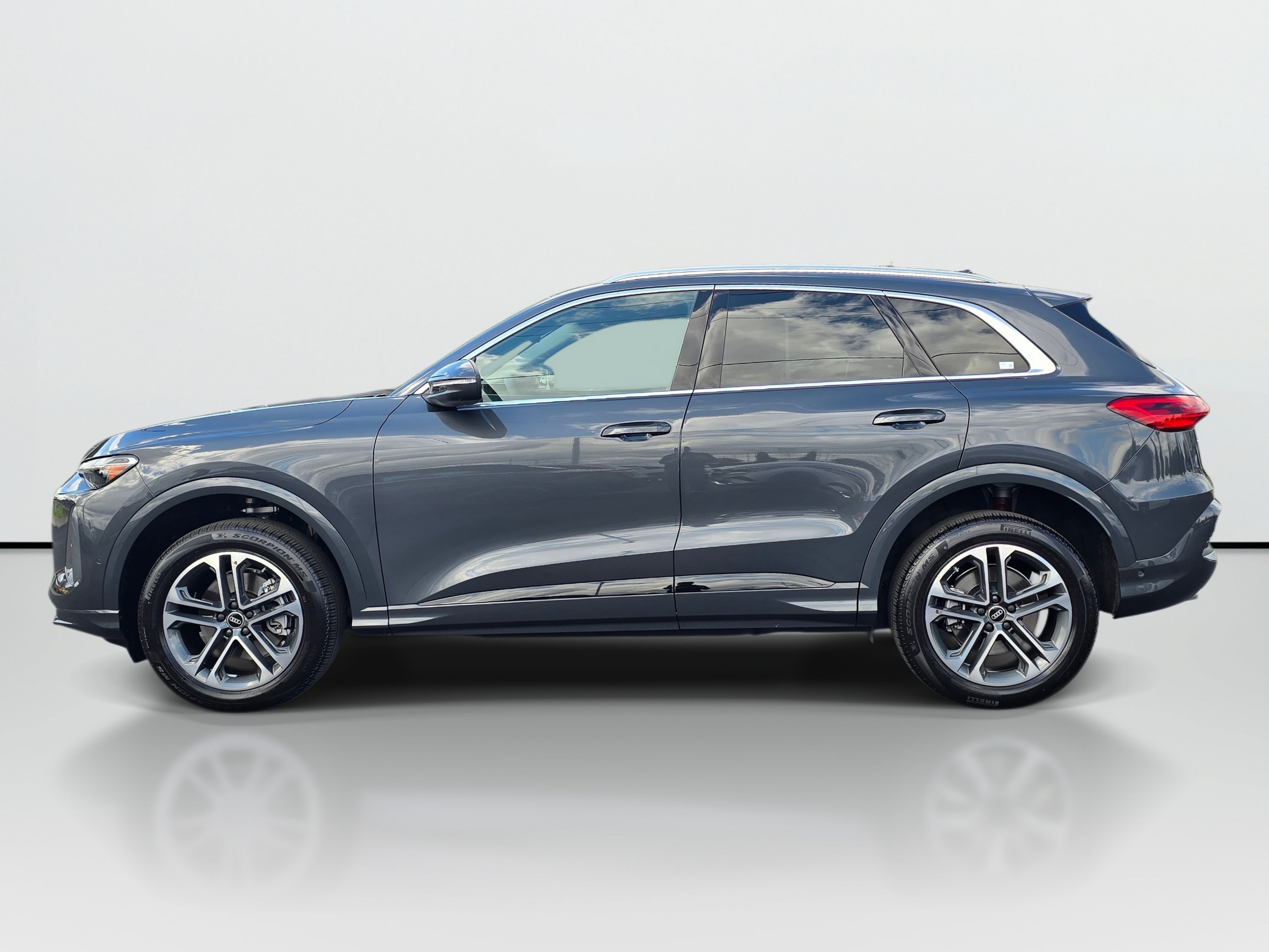 Used 2025 Audi Q5 Premium w/ Convenience Package AWD/4WD image 2