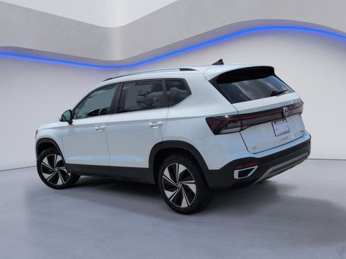 Used 2025 Volkswagen Taos SE AWD/4WD image 9