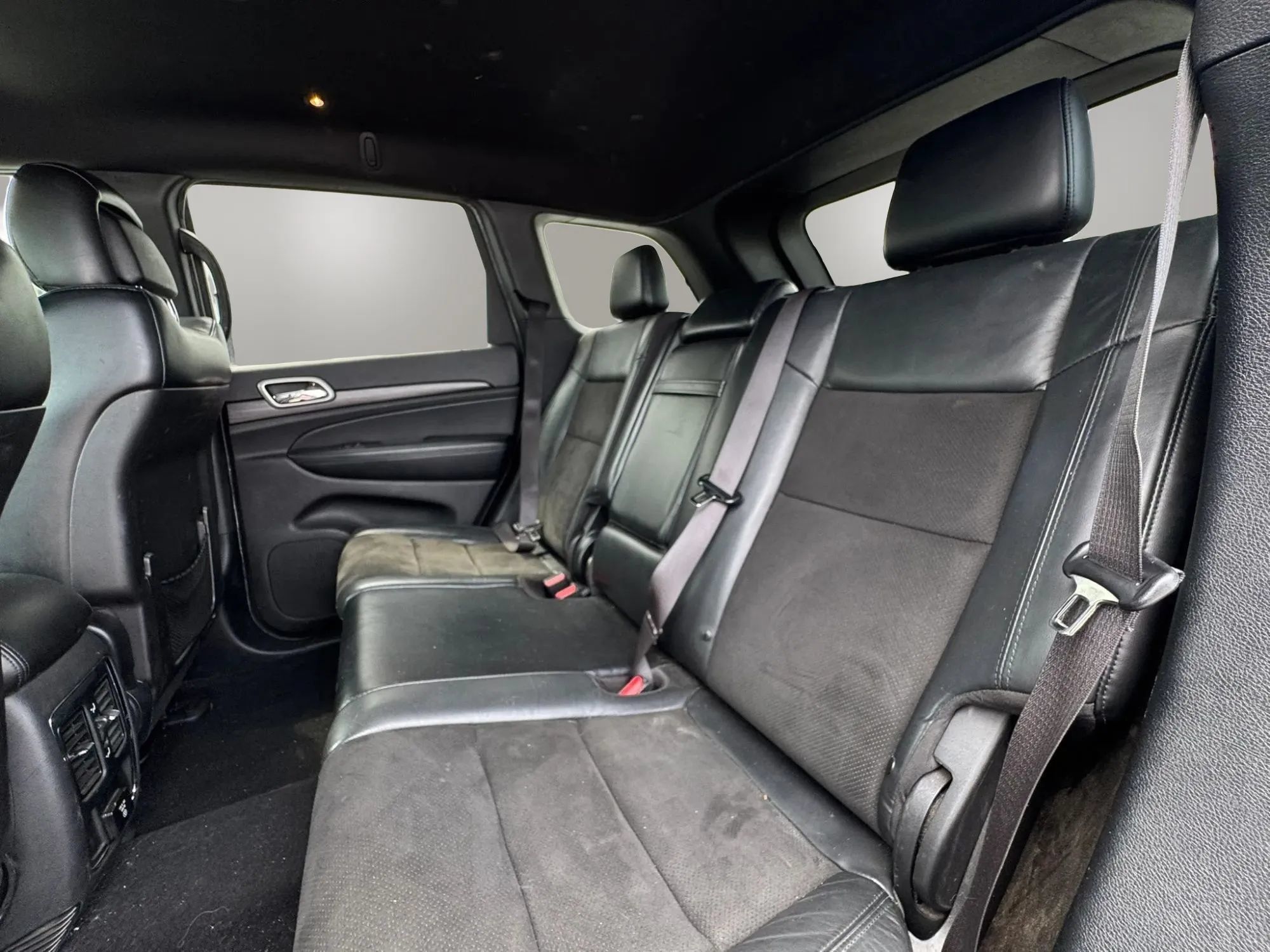 Used 2019 Jeep Grand Cherokee Altitude RWD image 12
