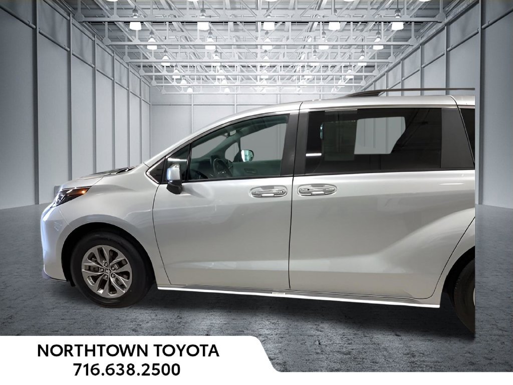 Used 2025 Toyota Sienna XLE FWD image 2