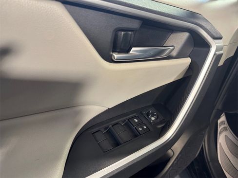 Used 2020 Toyota RAV4 XLE image 14