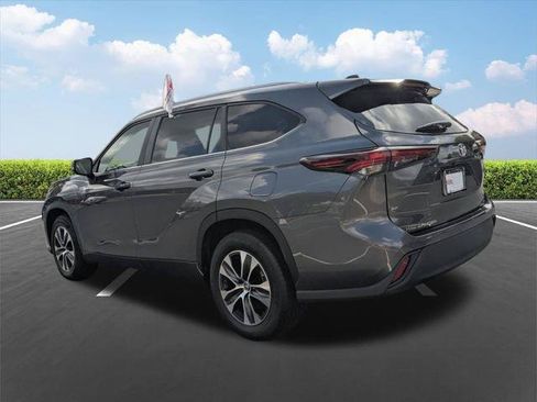 Certified 2024 Toyota Highlander XLE FWD image 7