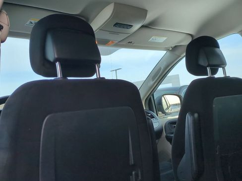 Used 2014 Dodge Grand Caravan SXT image 19