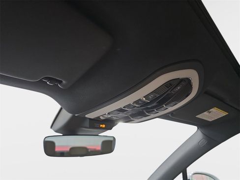 Used 2022 Porsche Macan image 25