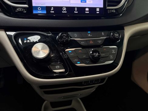 Used 2022 Chrysler Pacifica Touring-L FWD image 16
