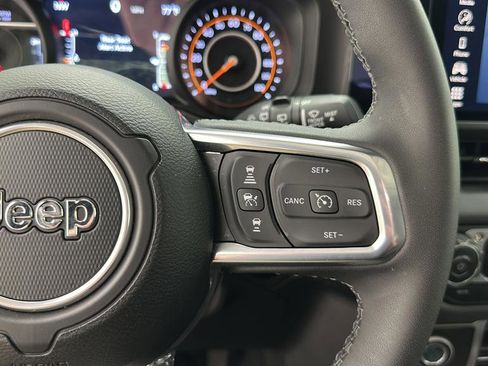 Used 2025 Jeep Wrangler Unlimited Sahara AWD/4WD image 19