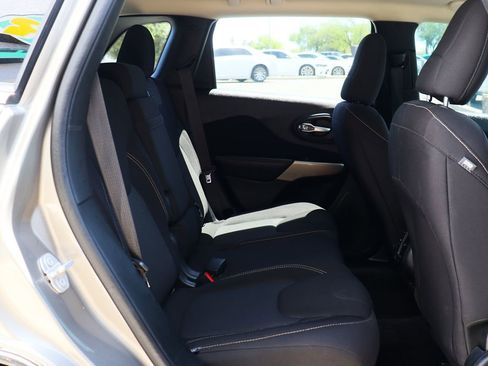 Used 2017 Jeep Cherokee Latitude w/ Comfort/Convenience Group image 28