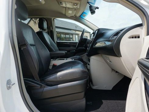 Used 2014 Chrysler Town & Country Touring FWD image 30