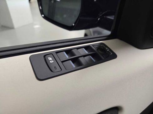 Certified 2023 Land Rover Discovery Sport SE image 23