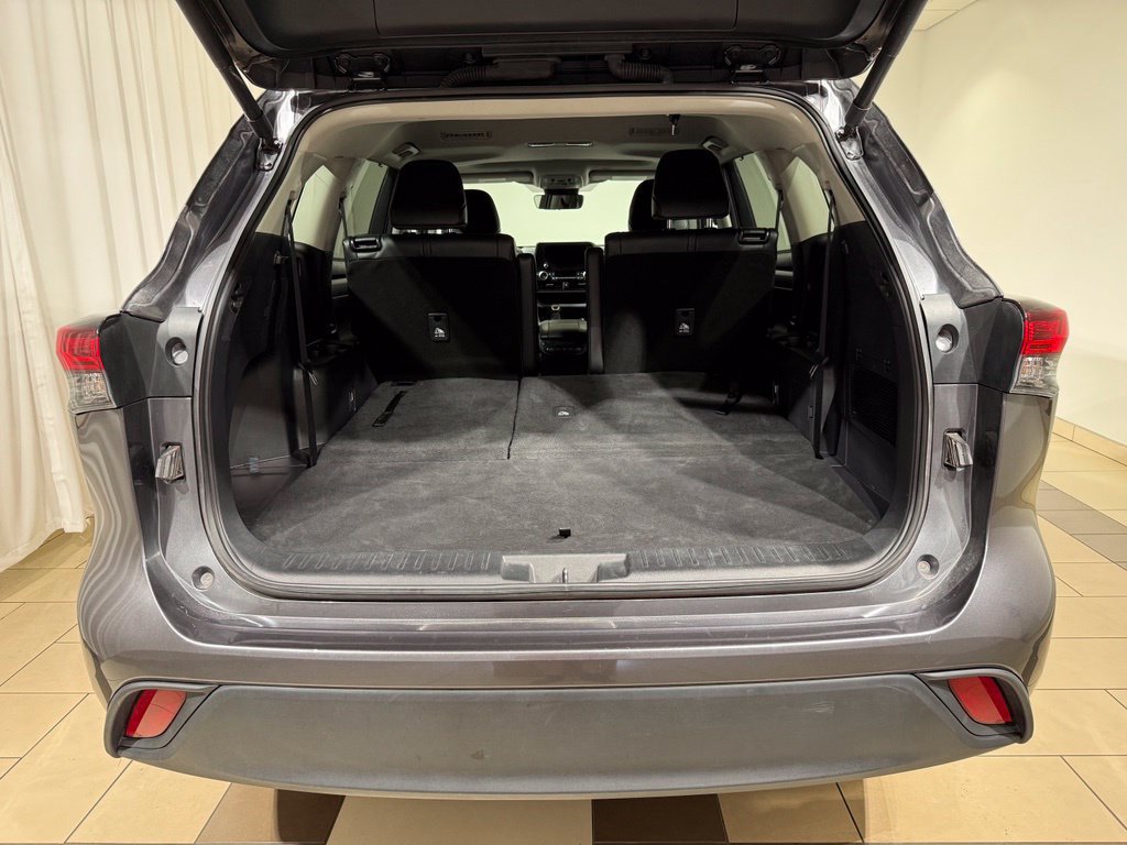 Used 2025 Toyota Highlander XLE AWD/4WD image 11