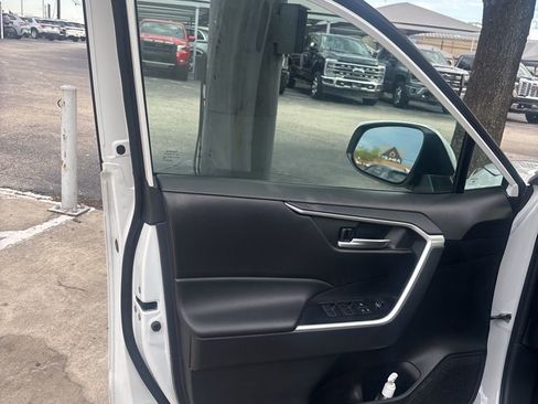 Used 2023 Toyota RAV4 XLE Premium image 9