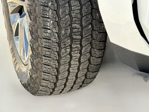 Used 2024 Chevrolet Suburban Z71 w/ Luxury Package image 47