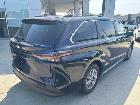 Used 2026 Toyota Sienna LE FWD image 7