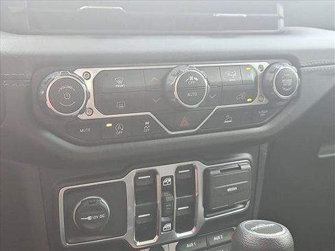 Used 2024 Jeep Gladiator Mojave AWD/4WD image 14