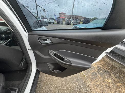 Used 2018 Ford Focus SE FWD image 22