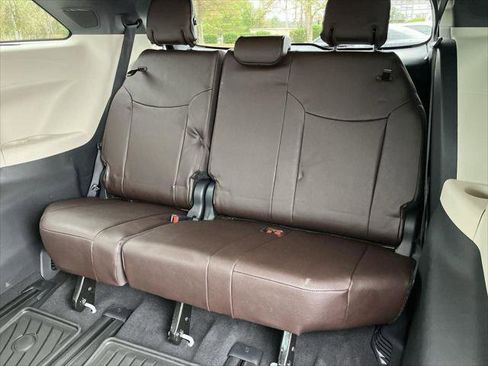 Certified 2024 Toyota Sienna Platinum image 29