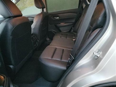 Used 2024 Nissan Rogue SL image 5