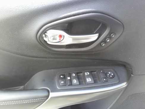 Used 2021 Jeep Cherokee Limited image 17