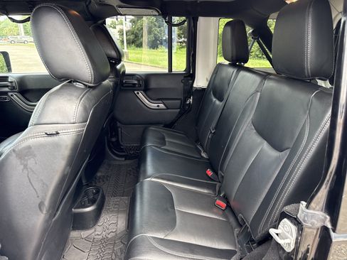 Used 2018 Jeep Wrangler Unlimited Sahara AWD/4WD image 13